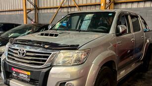 La lista de bienes incluye una camioneta Toyota Hilux.