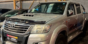 La lista de bienes incluye una camioneta Toyota Hilux.