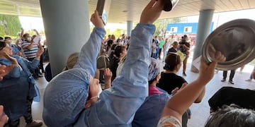 El reclamo de los trabajadores de todos los servicios de salud del hospital San Antonio de Padua destapó una olla más que caliente.