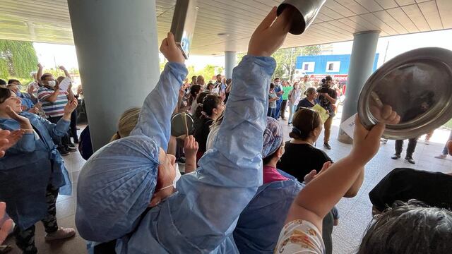 El reclamo de los trabajadores de todos los servicios de salud del hospital San Antonio de Padua destapó una olla más que caliente.