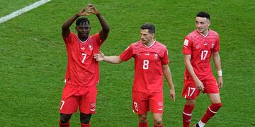 Breel Embolo anotó el 1-0 para Suiza. Nació en Camerún. Primero no lo gritó; luego, lo dedicó. (Foto: AP)