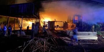 Incendio ocasionó daños materiales en un aserradero en San Pedro.