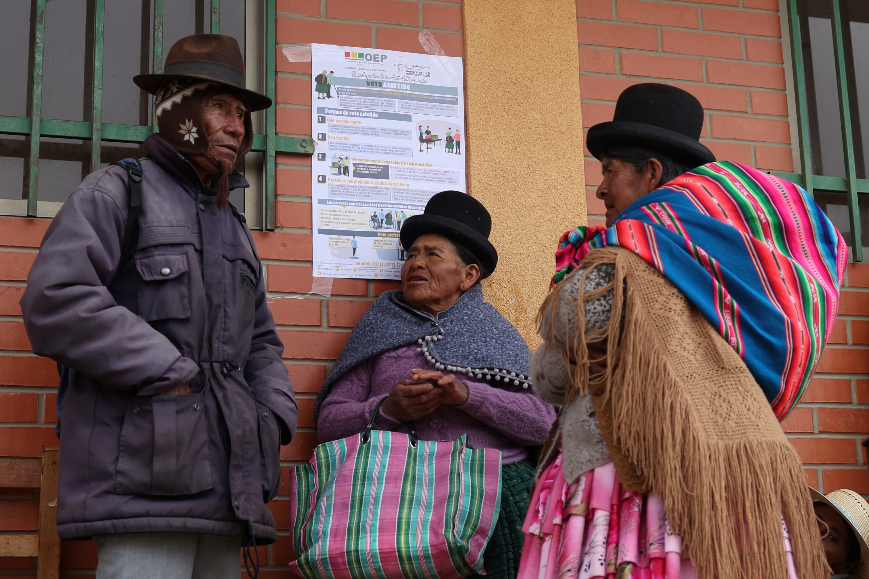 Electores en la comunidad de Laja (Bolivia) esperando para votar el domingo, en la segunda vuelta electoral para elegir presidente y vicepresidente. Más de 7,5 millones de personas están convocadas para votar por el próximo presidente del país, sumido en una fuerte crisis económica por la escasez de dólares y combustible.