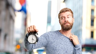 Qué significado tiene que una persona siempre llegue tarde, según la psicología