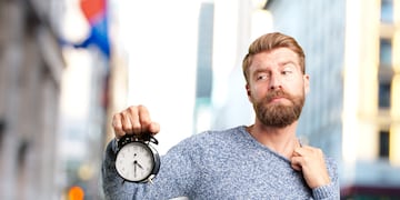 Qué significado tiene que una persona siempre llegue tarde, según la psicología