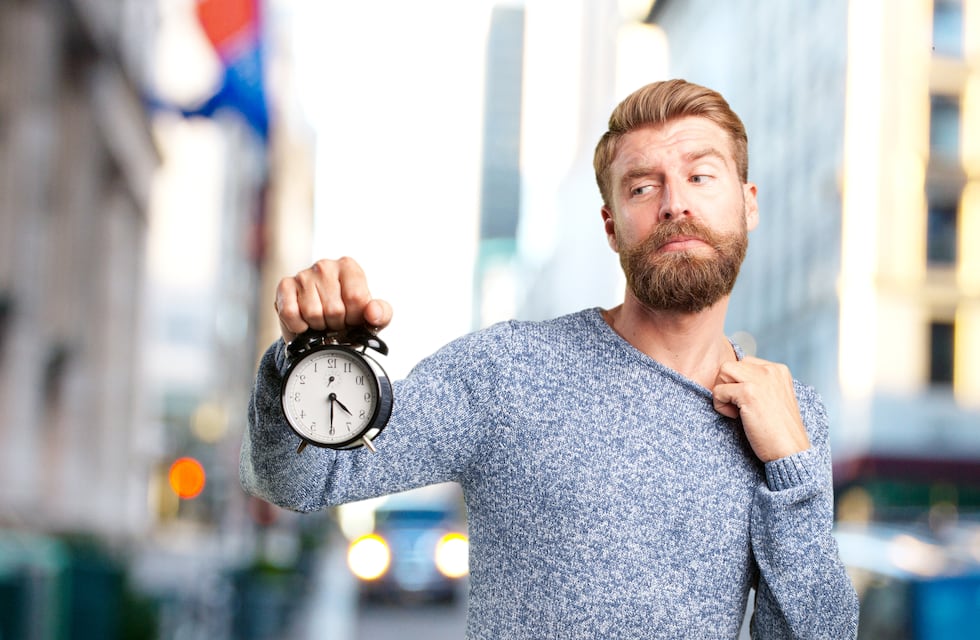 Qué significado tiene que una persona siempre llegue tarde, según la psicología