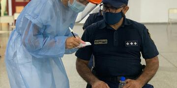 El personal policial recibirá la dosis de refuerzo.