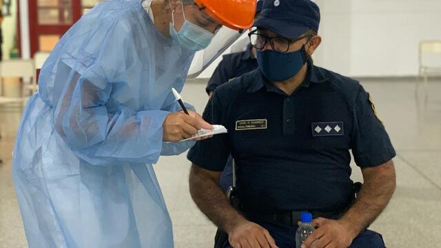 Todo el personal de la Policía de Córdoba fue vacunada con la primera dosis de Sinopharm.