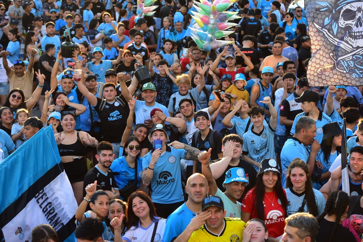 Banderazo de Belgrano en la previa del clásico con Talleres. (Nicolás Bravo / La Voz).