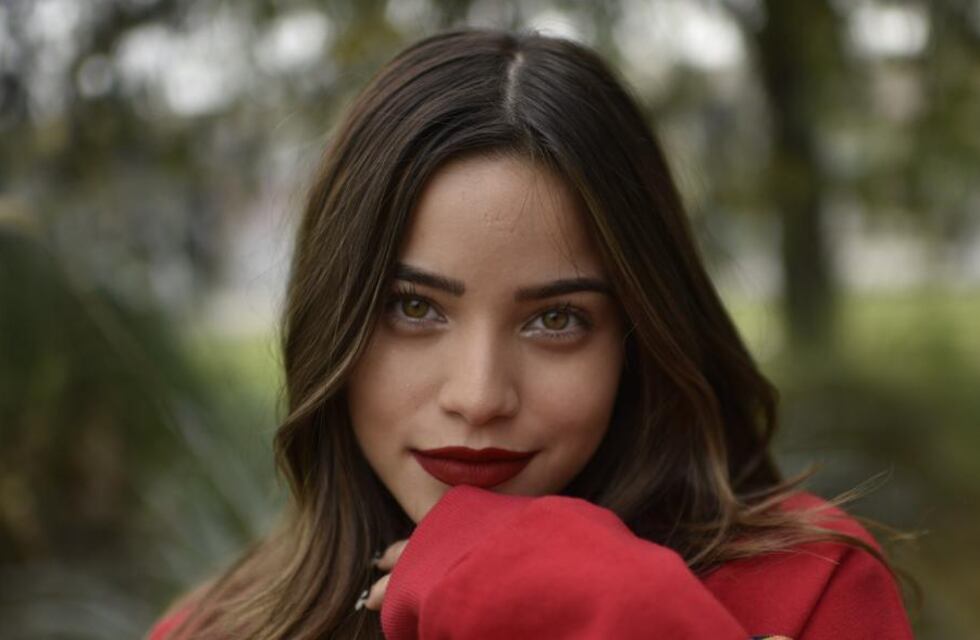 Emilia Mernes cautivó a sus fans en minifalda, top y guantes largos