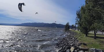 Lago San Roque en una jornada ventosa en Carlos Paz. (Foto: Gaby Mangoldt).