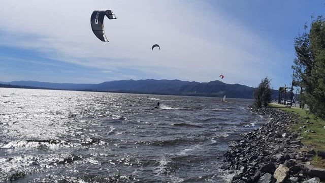 Lago San Roque en una jornada ventosa en Carlos Paz. (Foto: Gaby Mangoldt).