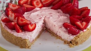 Tarta de frutillas sin horno lista en simples pasos.