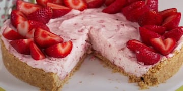 Tarta de frutillas sin horno lista en simples pasos.