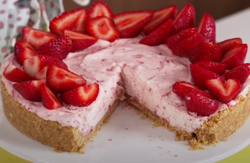 Cómo hacer una tarta de frutillas sin horno: la receta dulce de Isabel Vermal ideal para el verano