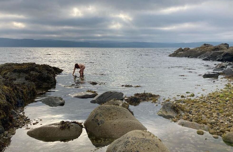 Lottie Rae, la británica que brinda el particular “servicio de limpieza sin ropa”