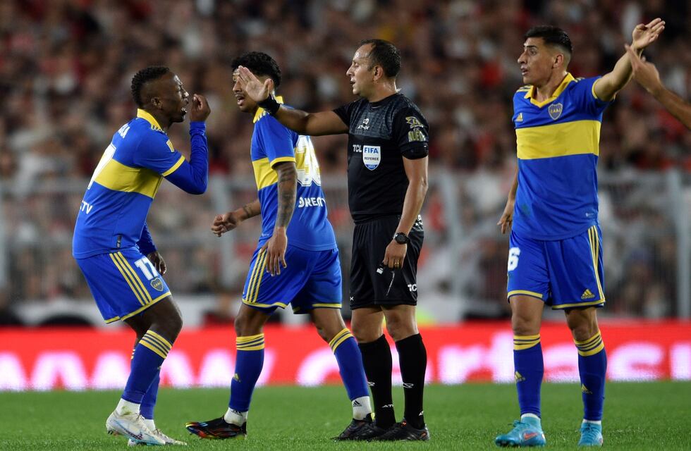 Por sus fallos en el Superclásico, la AFA suspendió a Darío Herrera