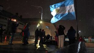 Vecinos de toda la provincia se reúnen en un sentido homenaje a los Veteranos y Caídos en Malvinas.