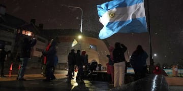Vecinos de toda la provincia se reúnen en un sentido homenaje a los Veteranos y Caídos en Malvinas.