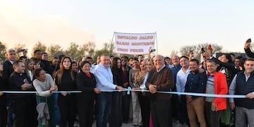 El gobernador destacó que el nuevo puente es un símbolo de unión y desarrollo para los vecinos del sur tucumano.
