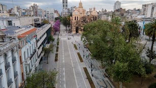 La calle 27 de Abril es una de las principales arterías de la Capital.