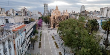 La calle 27 de Abril es una de las principales arterías de la Capital.