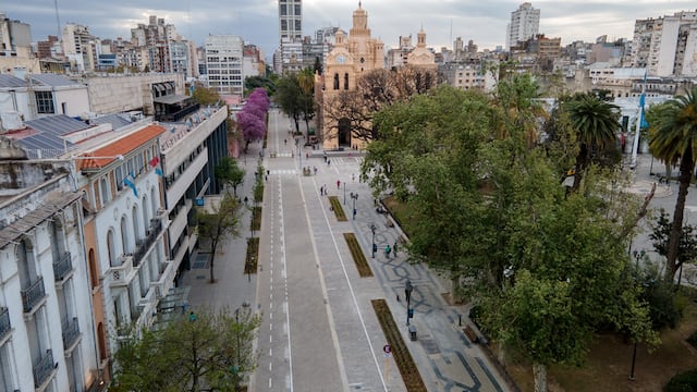 La calle 27 de Abril es una de las principales arterías de la Capital.