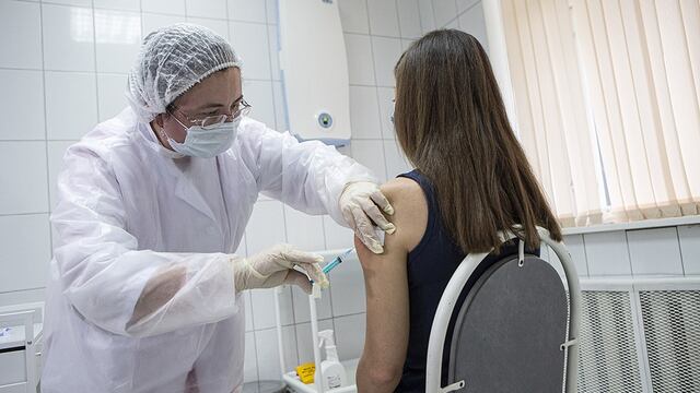 Este martes sigue la vacunación de personal docente y no docente en el interior santiagueño