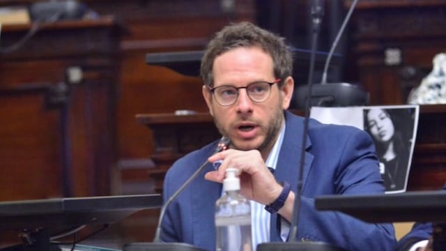 Lucas Ilardo, presidente del Bloque de Senadores del FDT-PJ, dijo que el Ejecutivo está "paralizado" ante la segunda ola de la pandemia. Gentileza FdT