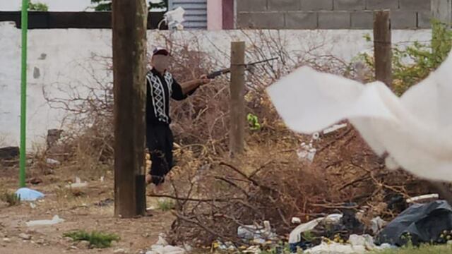 El atacante, con la escopeta en mano. (Policía)