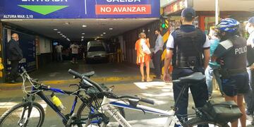 Policías se hicieron presente a los pocos minutos de denunciado el robo en la playa de estacionamiento de calle Catamarca 44. Gentileza Los Andes