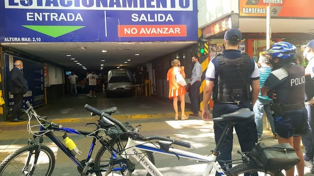 Policías se hicieron presente a los pocos minutos de denunciado el robo en la playa de estacionamiento de calle Catamarca 44. Gentileza Los Andes