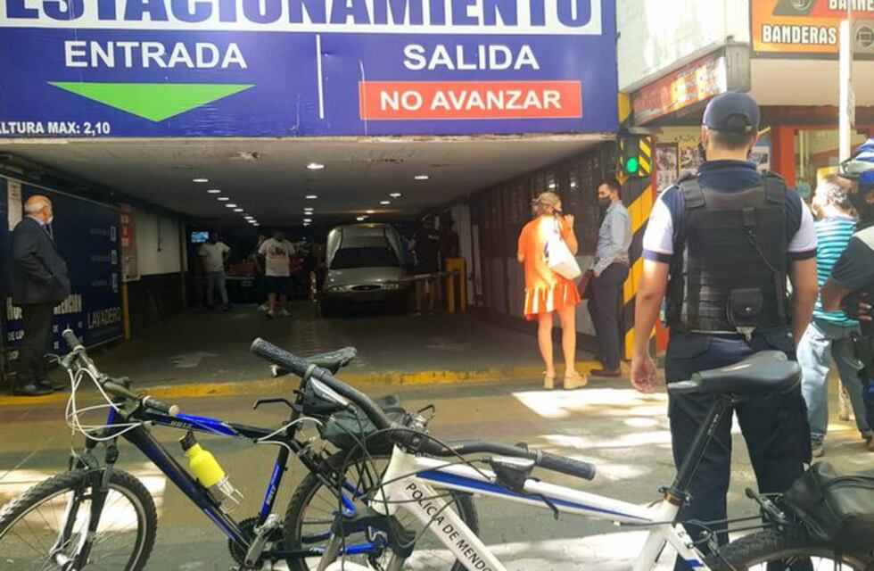 Denunció que le robaron 5 mil dólares y 300 mil pesos en una cochera
