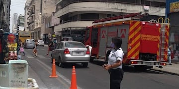 Bomberos zapadores fueron a San Luis y Mitre para apagar el fuego y el humo que generó un equipo de la empresa estatal.