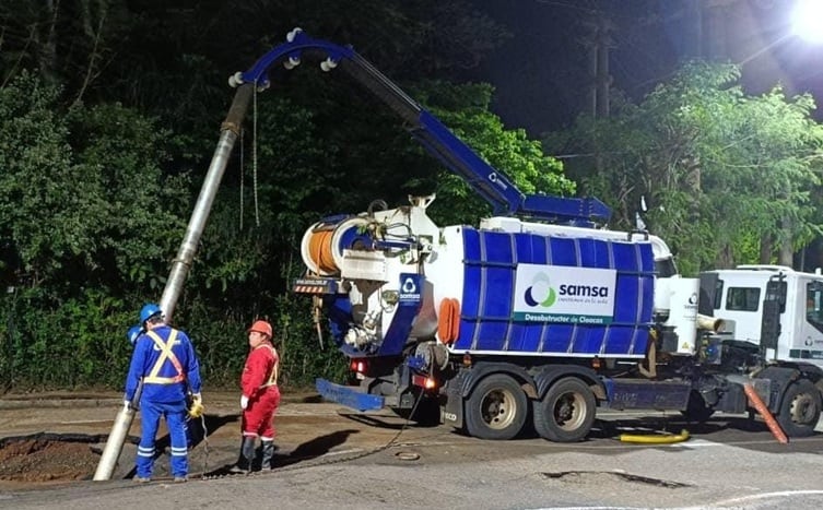 Explosión y derrame cloacal generaron daños y tensión en una zona de Posadas.