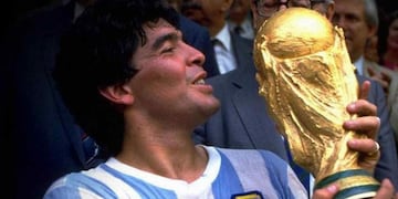 Diego Maradona con la Copa del Mundo en México 1986 (Foto: AP / Archivo).