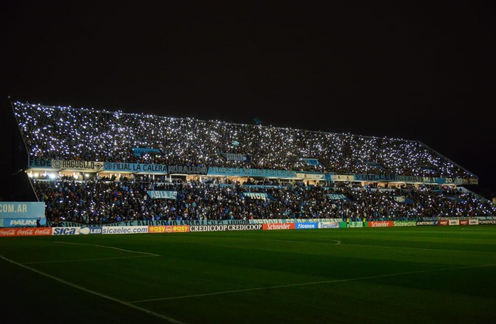 La luz celeste: la hinchada de Belgrano iluminó el estadio ante el corte de energía