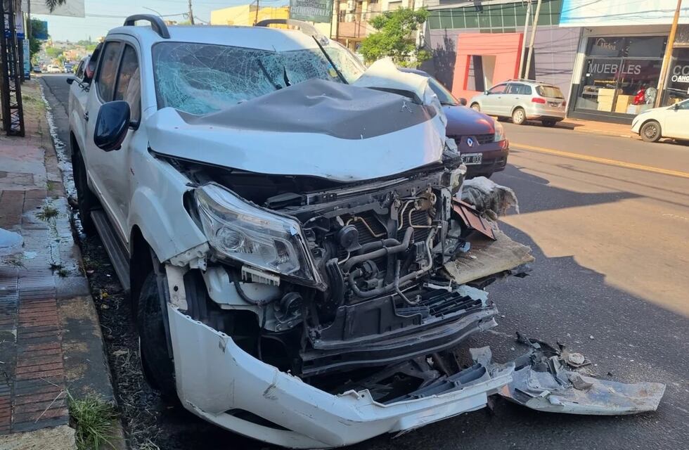 Una camioneta impactó contra un local de cerveza artesanal en Posadas