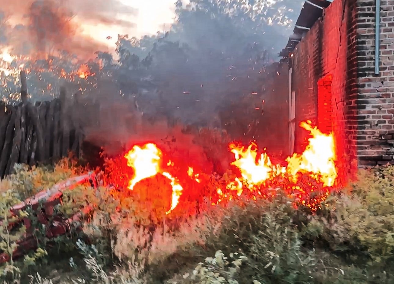 Arroyito se produjo un incendio de maquinaria agrícola en interior de un galpón en zona rural