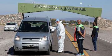 El arco de ingreso a San Rafael sobre la ruta nacional 143.
