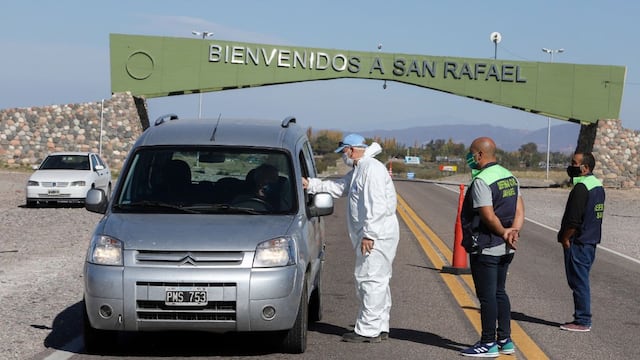 El arco de ingreso a San Rafael sobre la ruta nacional 143.