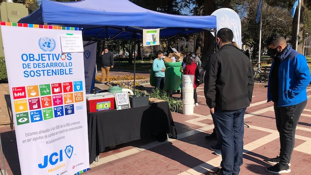 Jóvenes comprometidos con el medio ambiente impulsaron esta campaña, con la idea de concientizar sobre la separación de residuos.