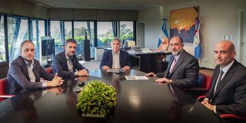 El gobernador Martín Llaryora firmó el convenio con el CFI para la entrega de créditos para pymes. (Gentileza Gobierno de Córdoba).