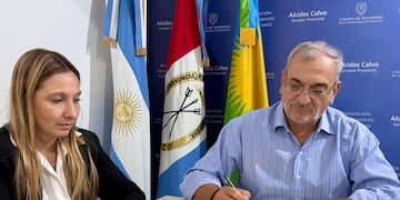 Alcides Calvo firma el recurso de amparo, con Bárbara Chivallero como testigo