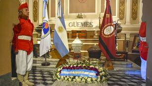 En el marco del 255° aniversario del natalicio del general Manuel Belgrano, el Gobierno de Salta formalizó la donación de una réplica de la Bandera Nacional de la Libertad Civil al Panteón de las Glorias del Norte.