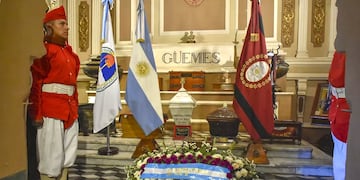 En el marco del 255° aniversario del natalicio del general Manuel Belgrano, el Gobierno de Salta formalizó la donación de una réplica de la Bandera Nacional de la Libertad Civil al Panteón de las Glorias del Norte.