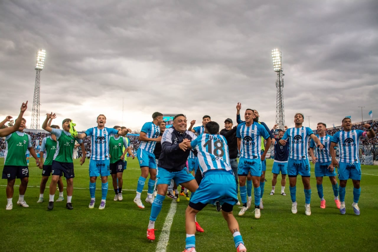 Santiago Camacho marcó el único gol del partido a los 35 minutos del segundo tiempo y desató el festejo albiceleste.