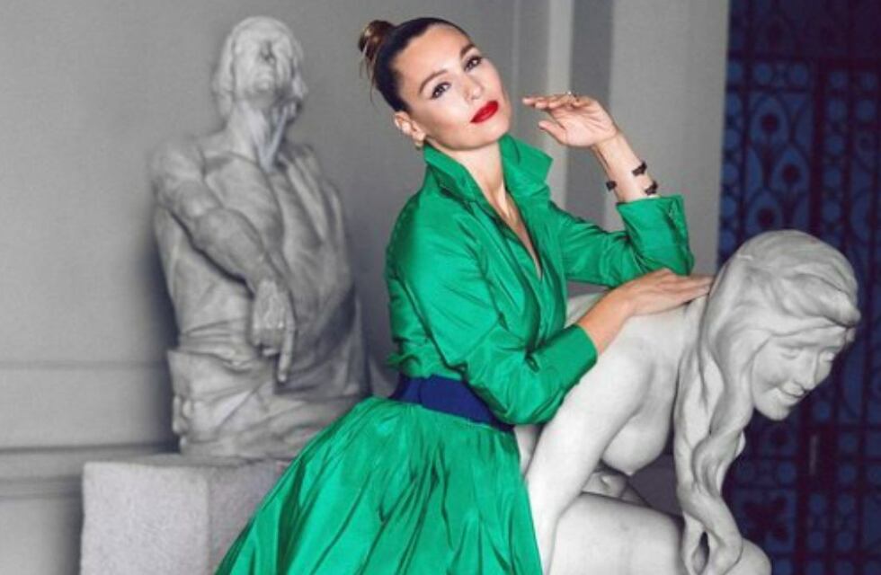 Un mono perla y piernas al descubierto: el estilo de Pampita que causó sensación