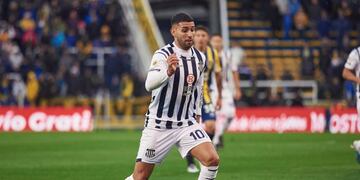 Nahuel Bustos en acción, en la visita de Talleres a Rosario Central por la Copa de la Liga Profesional, con derrota.