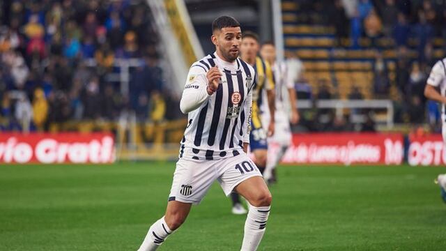 Nahuel Bustos en acción, en la visita de Talleres a Rosario Central por la Copa de la Liga Profesional, con derrota.